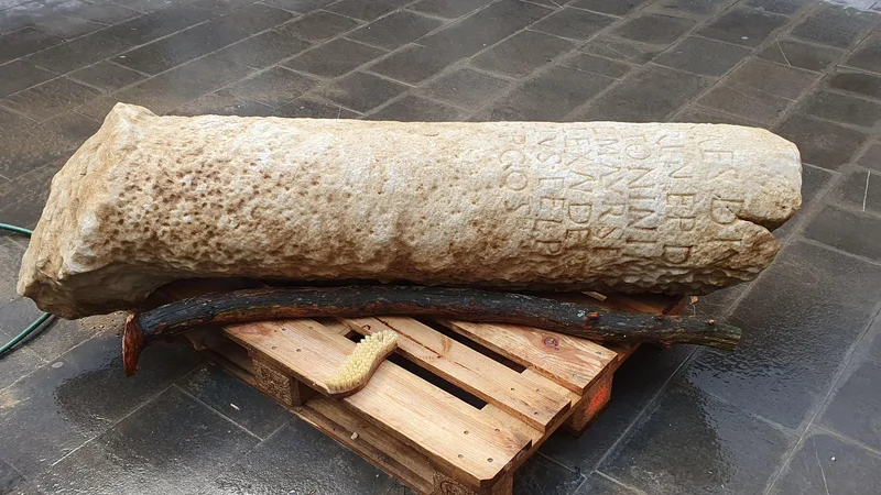 Fotografija: Kamen tehta 437 kilogramov in ni ohranjen v celoti. FOTO: Vanja Ferk