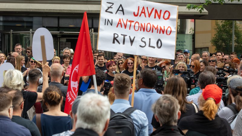 Fotografija: Novinarji RTV Slovenija so danes začeli opozorilno stavko. FOTO: Voranc Vogel/Delo
