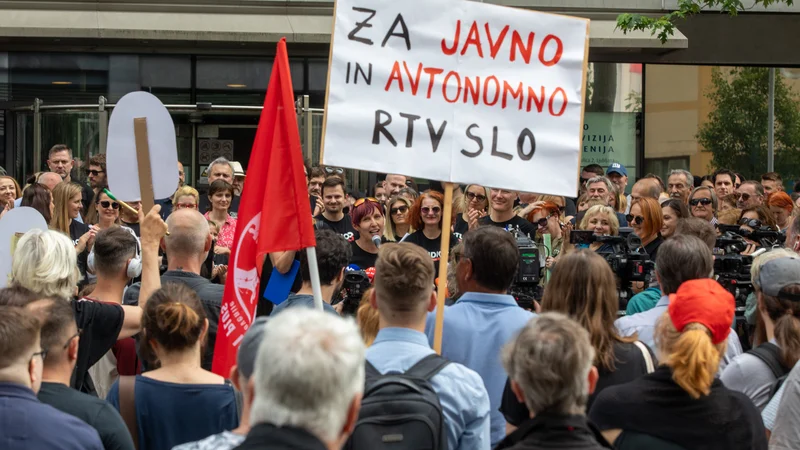 Fotografija: Novinarji RTV Slovenija so danes začeli opozorilno stavko. FOTO: Voranc Vogel/Delo