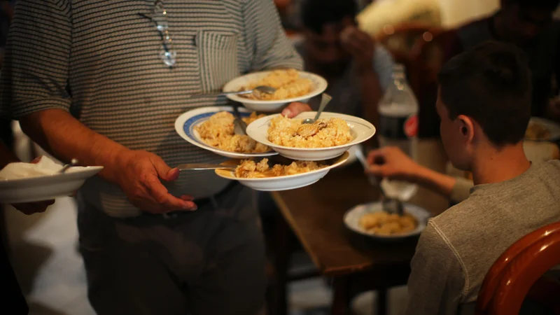 Fotografija: Prostovoljci pripravljajo tople obroke tudi beguncem in migrantom. FOTO: Jure Eržen/Delo