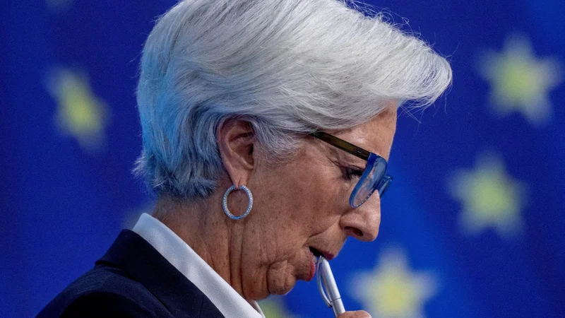 Fotografija: Christine Lagarde v blogu pojasnjuje, da so finančni trgi že zadnjega pol leta prehitevali odločitve ECB, zato je nujno, da se natančneje opredeli časovni načrt odprave spodbujevalnih ukrepov.
Foto Michael Probst/Reuters