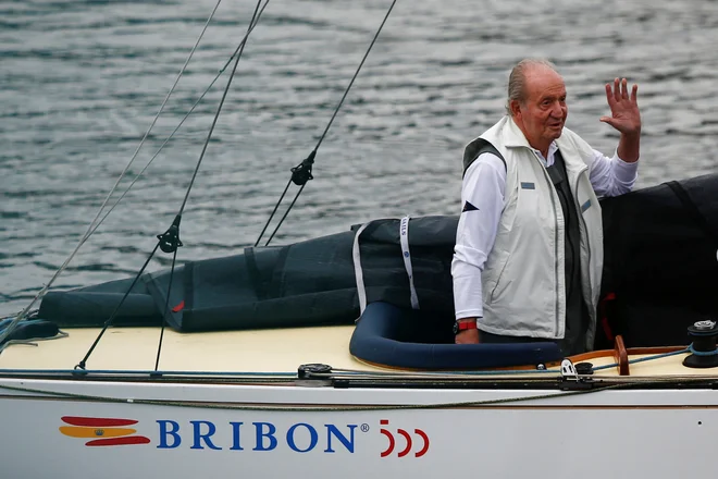 Nekdanji španski kralj Juan Carlos na jadrnici s pomenljivim imenom Bribón (Slepar) v Galiciji. FOTO:&nbsp;Pedro Nunes/Reuters
