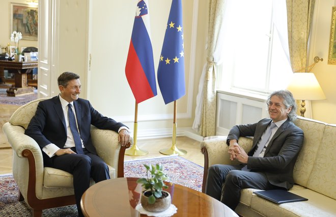 »V pogovorih sem lahko nedvoumno ugotovil, da dr. Robert Golob uživa potrebno podporo poslank in poslancev za izvolitev za novega predsednika vlade. Ta volja je izkazana tudi s podpisi 53 poslank in poslancev Državnega zbora,« je v popoldanski izjavi povedal Borut Pahor. FOTO: Jože Suhadolnik/Delo
