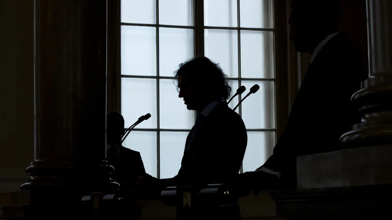 Fotografija: Najverjetnejši prihodnji premier Robert Golob pri predsedniku Borutu Pahorju. Podporo je Golob izkazal tudi s podpisi 53 poslank in poslancev prihodnje koalicije. FOTO: Jure Eržen/Delo