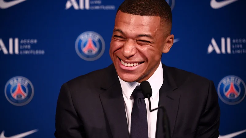 Fotografija: Kylian Mbappe med ponedeljkovo novinarsko konferenco na domačem štadionu Parc des Princes. FOTO: Franck Fife/AFP
