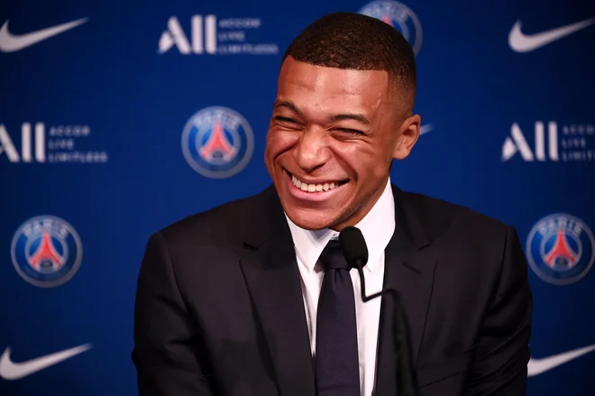 Kylian Mbappe med ponedeljkovo novinarsko konferenco na domačem štadionu Parc des Princes. FOTO: Franck Fife/AFP
