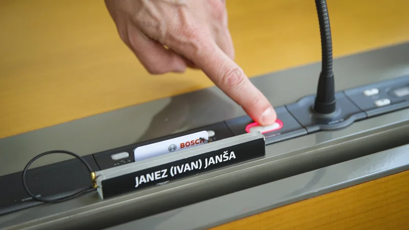Fotografija: Logično je, da mu zaradi te neizmerne ljubezni ljudstvo prepušča proste roke za ustroj kadrov po božji, torej njegovi podobi in za utrditev ekonomskih temeljev Janezovega družbenega reda, ki ima že dolgo delovno ime Slovenija – To sem jaz. FOTO: Jože Suhadolnik/Delo