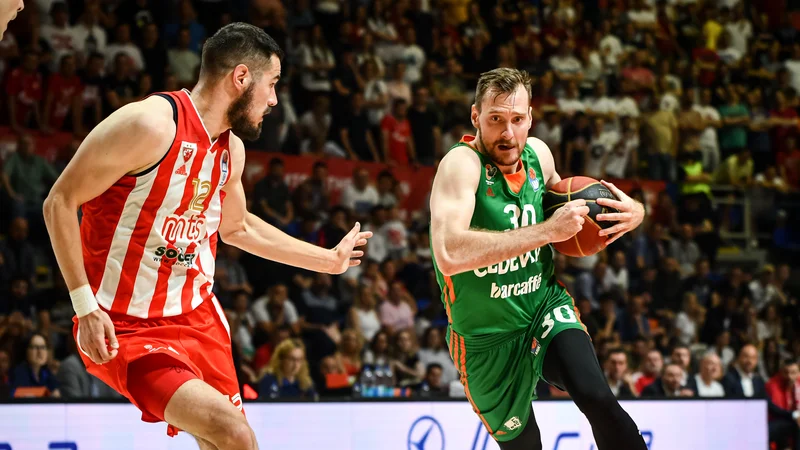 Zoran Dragić (z žogo) se je trudil na vso moč, a je imel premalo učinkovitih soigralcev. Levo Nikola Kalinić. FOTO: ABA
