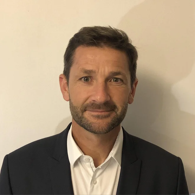 Fabien Duclot, industrijski direktor Renaulta Factory Véhicule Occasion, pravi, da je njihov namen aktivnost obnavljanja rabljenih avtomobilov, ki je običajno potekala na servisih, dvigniti na industrijsko raven in jo optimizirati. FOTO: osebni arhiv
