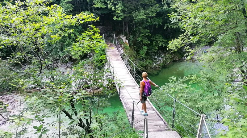 Fotografija: Krajinski park Zgornja Idrijca pričaka pohodnike s čudovito kuliso. FOTO: Anja Intihar