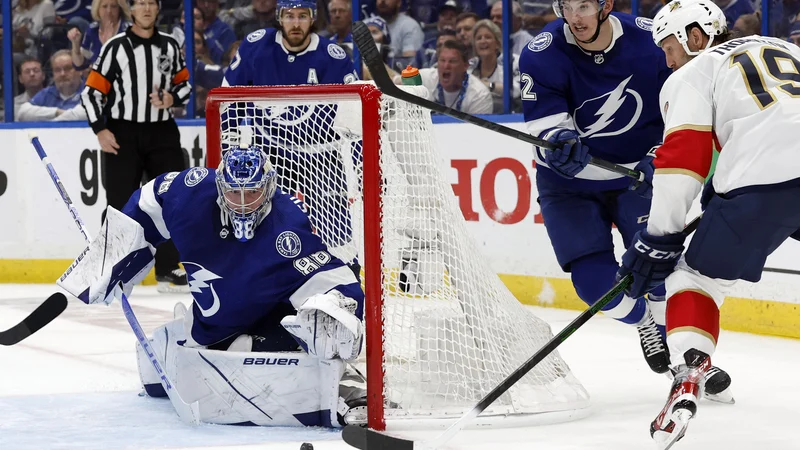 Fotografija: Vratar branilca naslova v NHL Tampe Bay Andrej Vasilevskij je v izjemni formi. V polfinalni seriji je v štirih tekmah ubranil kar 151 strelov od 154. FOTO: Kim Klement/Usa Today Sports