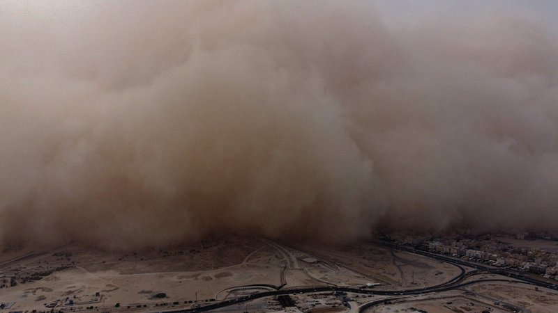 Fotografija: Močna peščena nevihta se približuje mestu Kuvajt. Foto: Yasser Al-zayat/Afp
