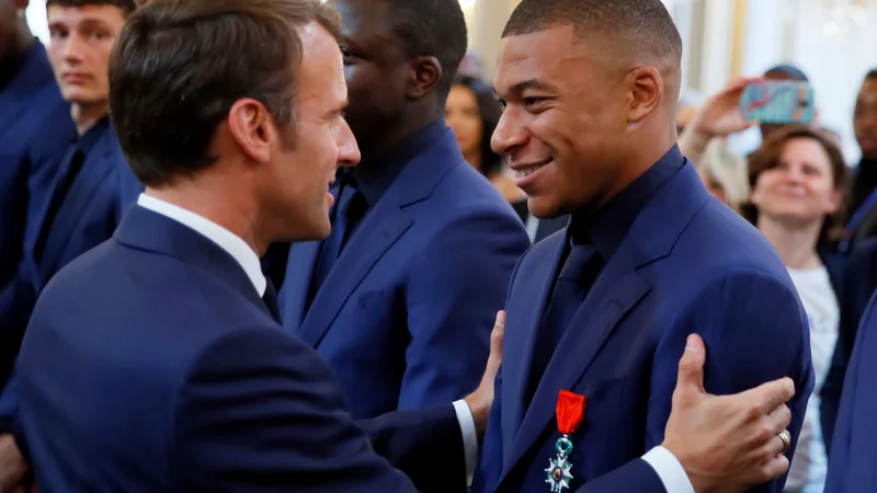 Fotografija: Francoski predsednik Emmanuel Macron in Kylian Mbappe po tem, ko je Francija leta 2018 postala svetovni prvak. FOTO: Francois Mori/AFP