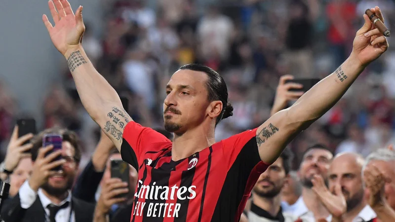 Fotografija: Svetovni nogometni zvezdnik Zlatan Ibrahimović je pri 40 letih osvojil naslov italijanskega prvaka v dresu Milana. FOTO: Tiziana Fabi/AFP