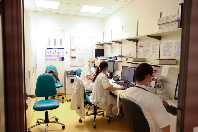 Pomembno je, da so bolnikovi zdravstveni podatki dosegljivi na enem mestu v elektronski zdravstveni kartoteki, kar omogoča celostno zdravstveno obravnavo bolnika glede na njegove individualne značilnosti. FOTO: Črt Piksi/Delo
