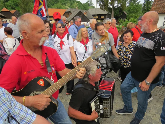 Sredi Kumrovca so peli in plesali kolo. FOTO: Bojan Rajšek/Delo
