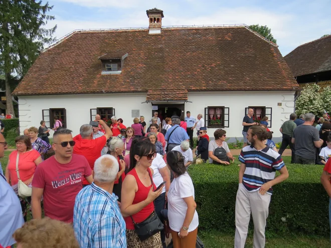 Gneča pred Titovo rojstno hišo. FOTO:&nbsp;Bojan Rajšek/Delo
