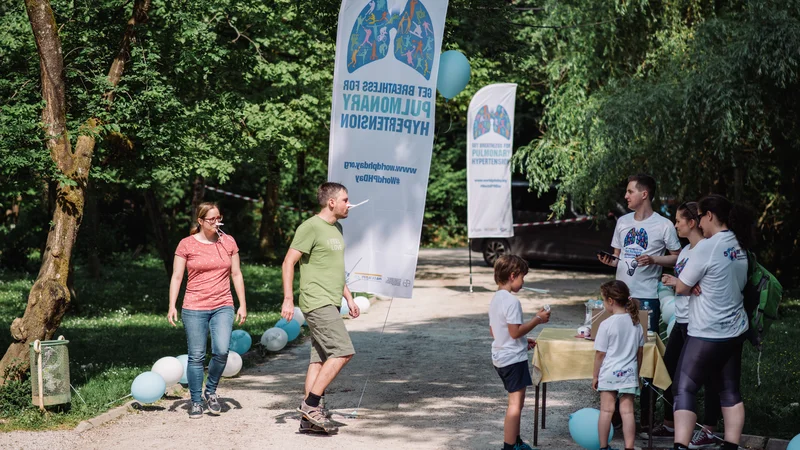 Fotografija: Društvo bolnikov s pljučno hipertenzijo je v ljubljanskem Mostecu ljudi s ščipalniki in slamicami osveščalo o pljučni hipertenziji. FOTO: Arhiv Društva za pljučno hipertenzijo Slovenije