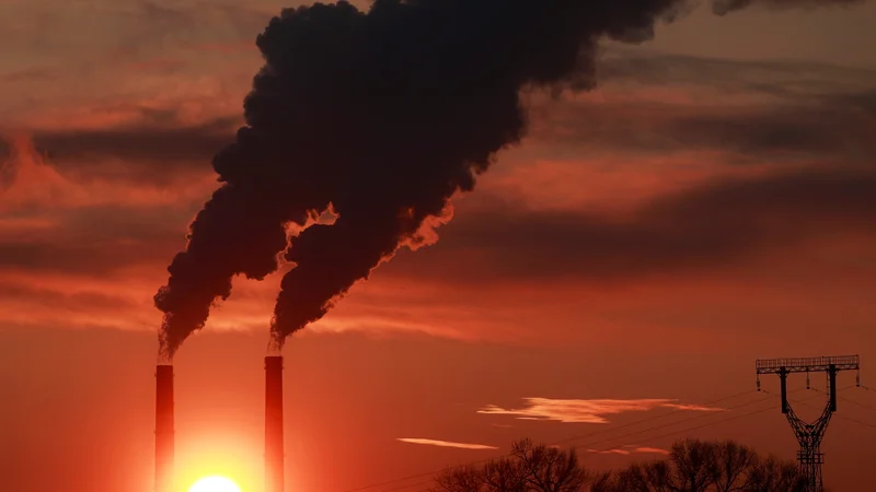 Fotografija: Obstoječe termoelektrarne bo treba predčasno zapreti. FOTO: Valentyn Ogirenko/Reuters
