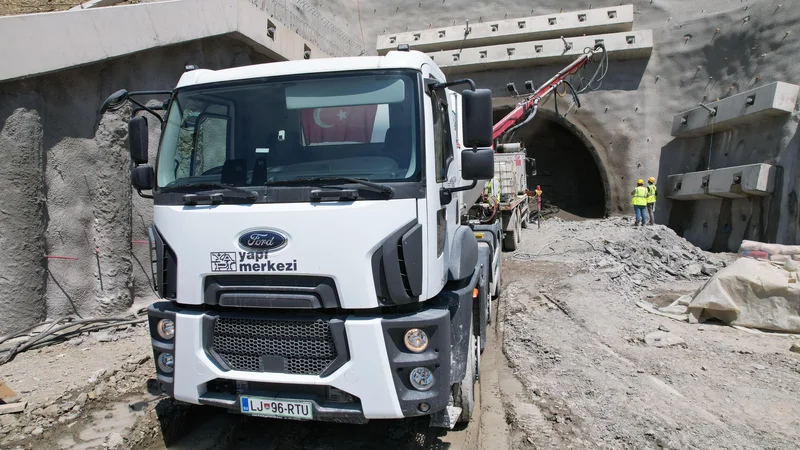 Fotografija: Začetek vrtanja v predor Beka s koprske strani (pri Črnem Kalu). To je drugi najdaljši predor, njegova glavna cev meri 6017 metrov. Foto arhiv 2TDK