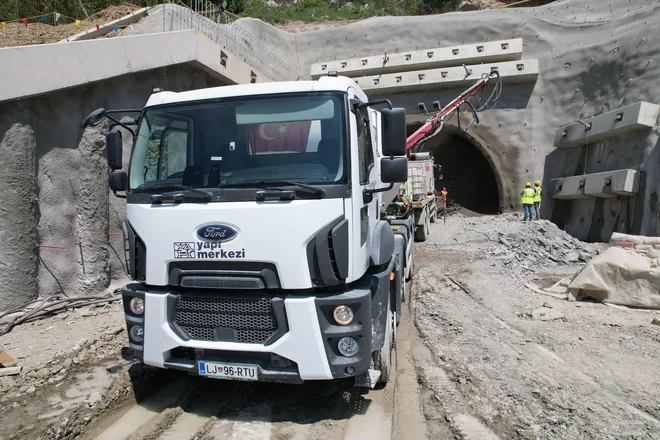 Začetek vrtanja v predor Beka s koprske strani (pri Črnem Kalu). To je drugi najdaljši predor, njegova glavna cev meri 6017 metrov. Foto arhiv 2TDK
