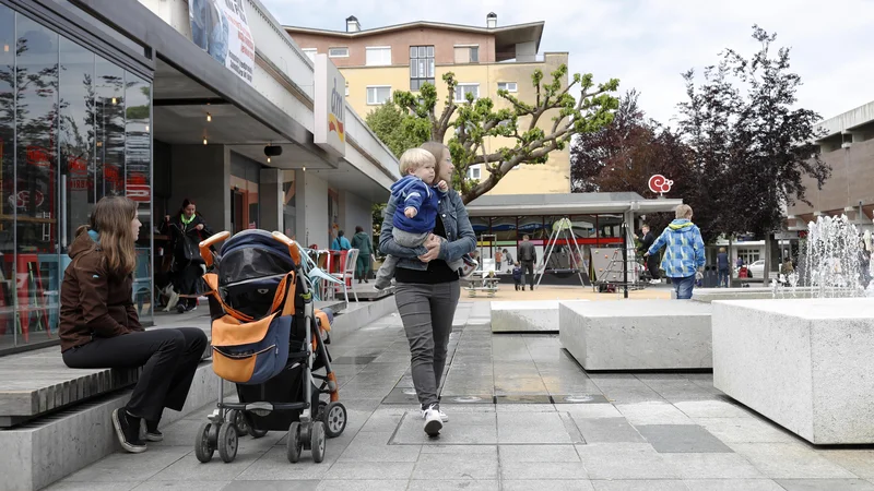 Fotografija: Po televiziji smo večkrat videli prizore, ko brezbrižni ljudje gredo mimo soljudi, ki bi potrebovali pomoč ... Prepričana sem, da se v Novi Gorici kaj takega ne more zgoditi. Foto Uroš Hočevar/Delo