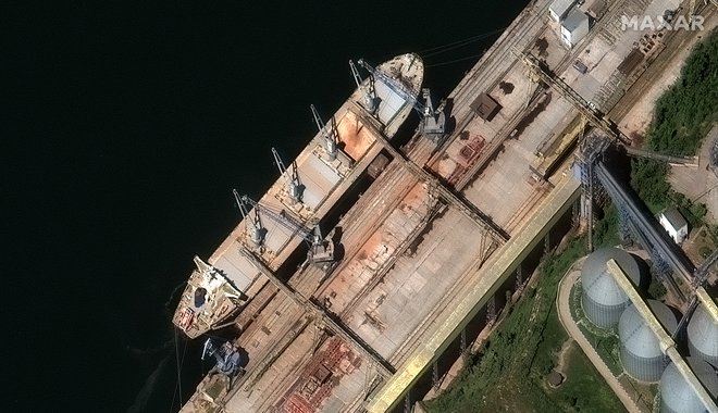 Satelitski posnetek kaže natovarjanje domnevno ukrajinskega žita na rusko tovorno ladjo v Sevastopolu na Krimu. FOTO: Maxar Technologies via Reuters
