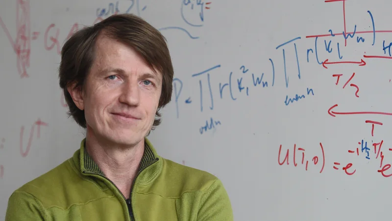 Fotografija: Tomaž Prosen je profesor kvantne mehanike in teorije kaosa na Fakulteti za matematiko in fiziko. FOTO: Tomi Lombar/Delo