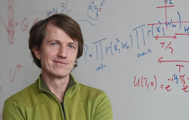 Tomaž Prosen je profesor kvantne mehanike in teorije kaosa na Fakulteti za matematiko in fiziko. FOTO: Tomi Lombar/Delo

