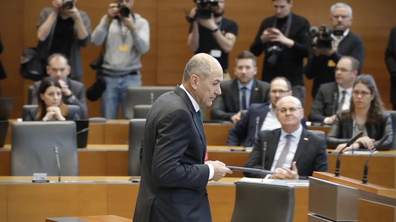 Fotografija: Po predlogu, o katerem bo državnem zboru glasoval na izredni seji, bo še naprej delovalo 21 delovnih teles, a v SDS protestno ne bodo vodili nobenega od njih. FOTO: Jure Eržen/Delo