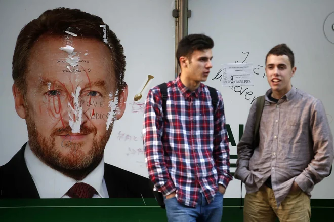 V ljudi v Bosni in Hercegovini pred vsakimi volitvami s plakatov zrejo bolj ali manj enaki obrazi, tudi obljube so si podobne, le mladih volivcev je vsako leto manj. Foto Dado Ruvić/Reuters