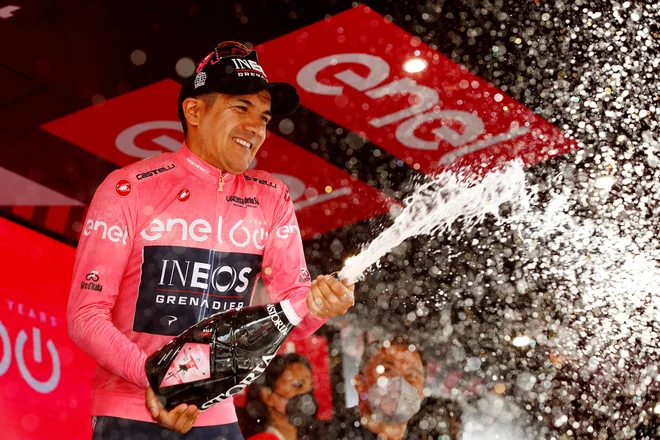 Richard Carapaz je trenutno v rožnati majici. FOTO: Luca Bettini Afp
