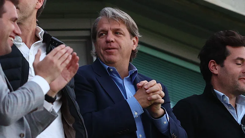 Fotografija: Todd Boehly (v sredini) ima vse manj ovir pred seboj. FOTO: Adrian Dennis/AFP