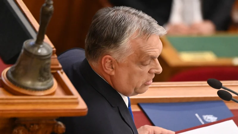 Fotografija: Madžarski parlament je danes z dvotretjinsko večino vladajoče desne stranke Fidesz sprejel spremembo ustave, ki širi mandat vlade Viktorja Orbána za razglasitev izrednih razmer v primeru oboroženih spopadov, vojne ali humanitarne nesreče. FOTO: Attila Kisbenedek/AFP