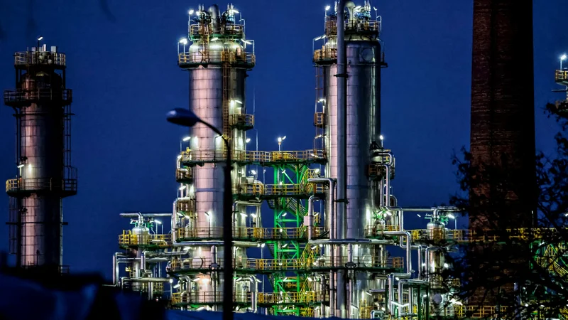 Fotografija: Ko bo uveljavljen naftni embargo proti Rusiji, bo tudi rafinerija v Schwedtu na severovzhodu Nemčije morala dobivati surovo nafto iz drugih delov sveta. FOTO: Hannibal Hanschke/Reuters