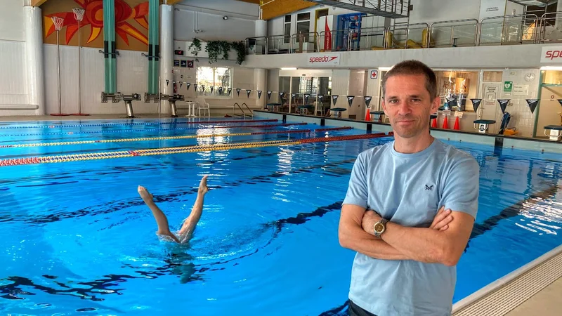 Fotografija: Jernej Kapus na kopališču ljubljanske Fakultete za šport, ki je zasedeno od jutra do večera. Foto Jaroslav Jankovič
