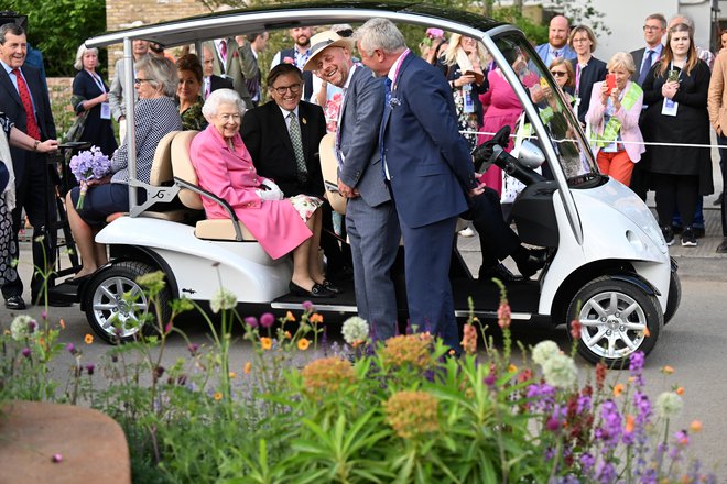 Predvčerajšnjim se je kraljica mudila na slavni vrtni razstavi Chelsea Flower Show, kjer sta med drugim na ogled nova vrtnica rosa elizabeth in silhueta iz zelenja. FOTO: Pool Reuters

