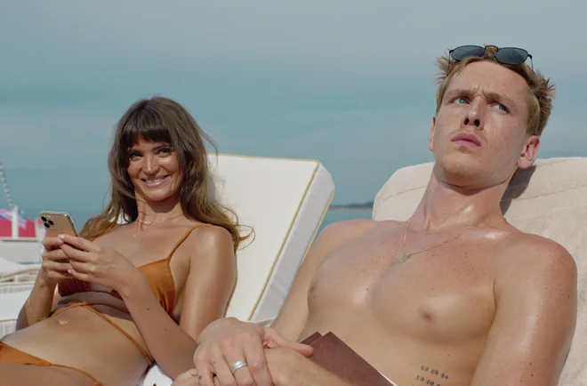 Influencerja Yaya (Charlbi Dean) in Carl (Harris Dickinson) v angleško govorečem filmu Rubena Östlunda Trikotnik žalosti

FOTO: arhiv canskega filmskega festivala
