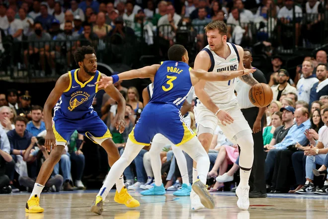 Tudi med zadnjo tekmo so ga košarkarji Golden Stata nenehno tesno pokrivali. FOTO: Kevin Jairaj/Usa Today Sports
