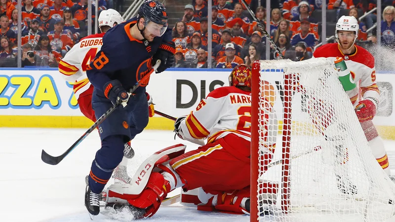 Fotografija: Vratar Calgaryja Jacob Markstrom je takole ustavil strel napadalca Edmontona Zacha Hymana. FOTO: Perry Nelson/Usa Today Sports