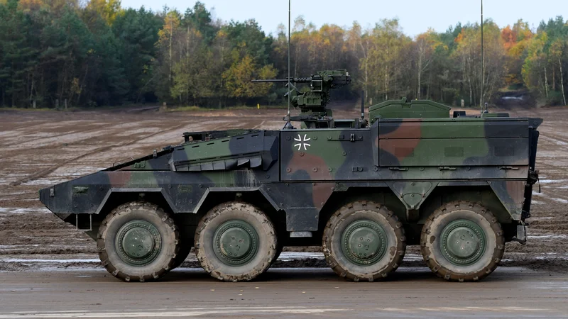 Fotografija: Slovenija zvezi Nato že 15 let obljublja oblikovanje srednje bataljonske bojne skupine, ki bo temeljila na osemkolesnih oklepnikih, tudi zadnji poskus nabave nemških boxerjev ne gre brez zapletov. FOTO: Patrik Stollarz/Afp