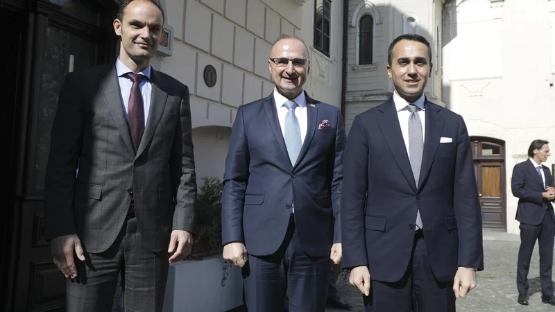 Fotografija: Zunanja ministra Hrvaške Gordan Grlić Radman (v sredini) in Italije Luigi Di Maio sta se o mejah na Jadranu dogovarjala brez slovenskega kolega Anžeta Logarja (desno). FOTO: Željko Puhovski/Cropix