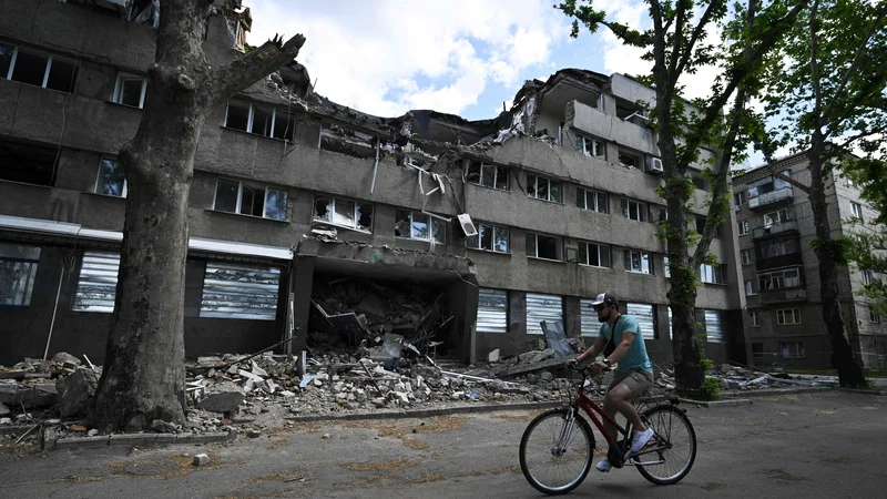 Fotografija: Vrednost premoženja oligarhov, ki bi lahko prišlo v roke EU, je v primerjavi z obsegom povzročene škode sorazmerno majhna. FOTO: Genya Savilov/AFP
