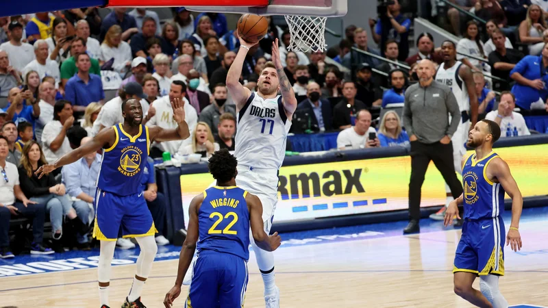 Fotografija: Draymond Green, Andrew Wiggins in Stephen Curry (z leve) so lahko pogosto le opazovali Luko Dončića. FOTO: Kevin Jairaj/USA Today Sports