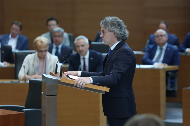 Vrednost se ne meri samo v denarju. Obstaja množica kriterijev, kako lahko vrednost in doprinos družbi merimo. In vse se da meriti, je sklenil Golob. FOTO: Črt Piksi/Delo
