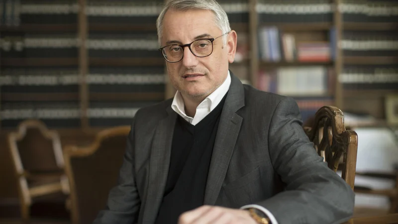 Fotografija: Te dni je slišati več zbadljivk na račun imenovanja Matjaža Hana za ministra za gospodarstvo, češ da mu manjka visokošolska izobrazba. Foto Jure Eržen/Delo