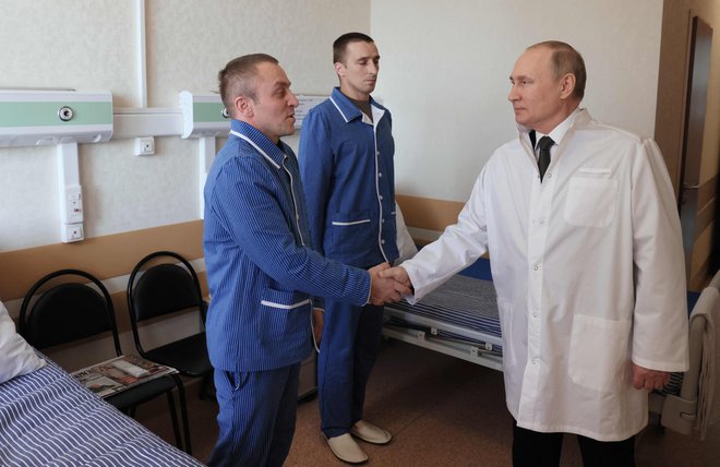 Putin je vsem ob spremstvu obrambnega ministra Sergeja Šojguja stisnil roko. FOTO: Mikhail Metzel/Afp
