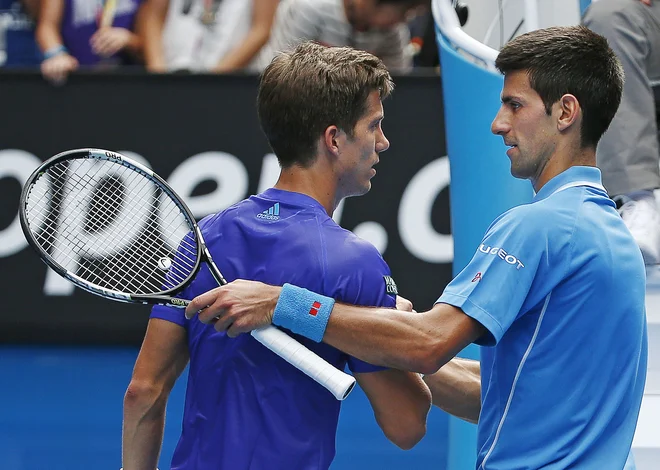 Novak Đoković je pohvalil Aljaža Bedeneta, ko sta se igralca srečala prvič na OP Avstralije leta 2015. FOTO:&nbsp;Athit Perawongmetha/Reuters
