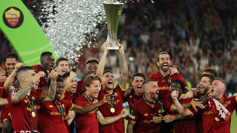 Fotografija: Nogometaši Rome so se v zgodovino vpisali kot prvi zmagovalci konferenčne lige. FOTO: Marko Djurica/Reuters

