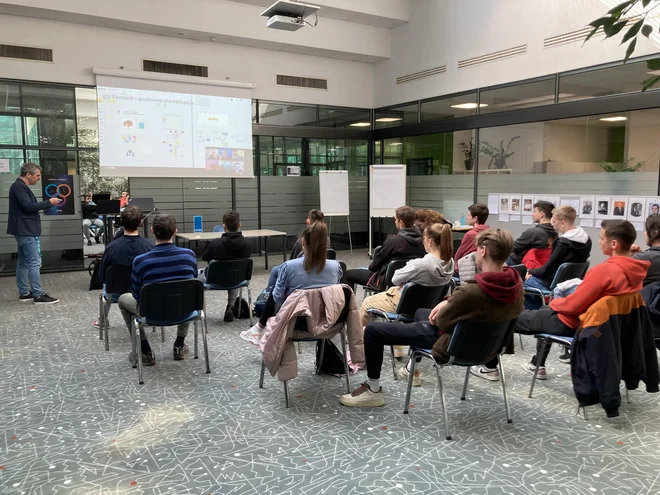 V sklopu projekta !N Year so Iskratel večkrat obiskali dijaki ŠC Kranj in skupaj z inženirji razvijali realne rešitve. FOTO: arhiv Iskratela
